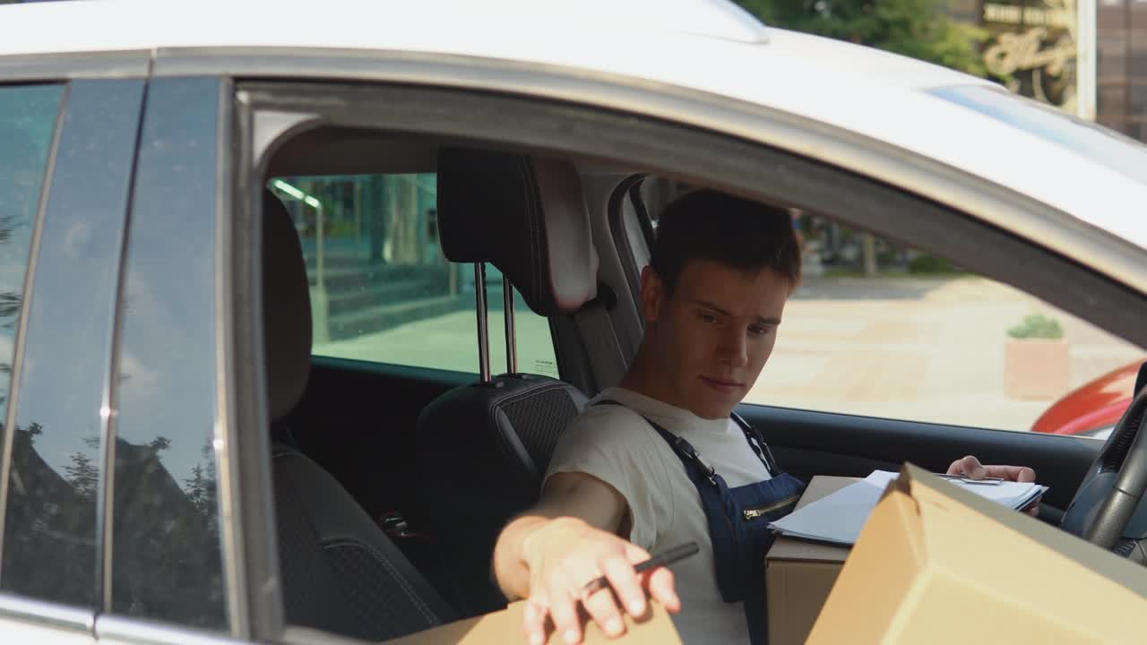 movimiento y entrega de bienes fabricados. el conductor llena los documentos de carga. muchas cajas de artesanía están apiladas en el asiento del pasajero al lado del conductor. entrega de bienes a casa