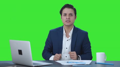 Frustrierter-Indischer-Manager-Schreit-Auf-Einem-Grünen-Bildschirm