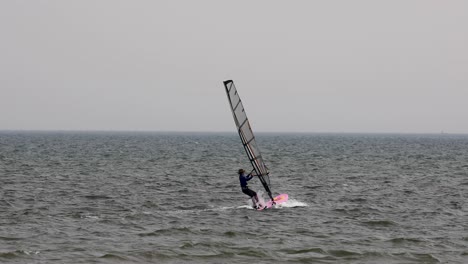 Windsurfista-Navegando-Por-El-Agua-En-Un-Día-Nublado-En-Pattaya,-Tailandia