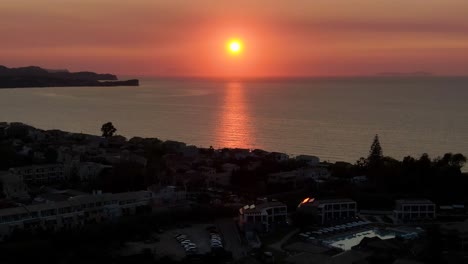 Hermosa-Puesta-De-Sol-En-El-Norte-De-Corfú-Axaravi-En-Verano