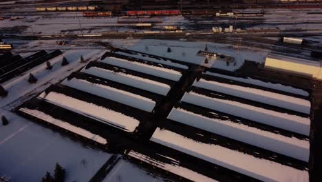 El-Parque-Solar-Está-Cubierto-De-Nieve-Durante-El-Invierno-En-Canadá.