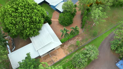 Drone-Aéreo-De-Una-Prestigiosa-Casa-Rural-De-Estilo-Tropical-Alrededor-Del-Camino-De-Entrada-Rodeado-De-Bosque