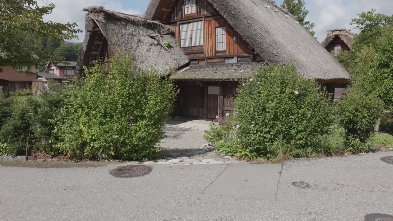 Casa tradizionale giapponese in legno in una giornata di sole a Shirakawa Village, Giappone