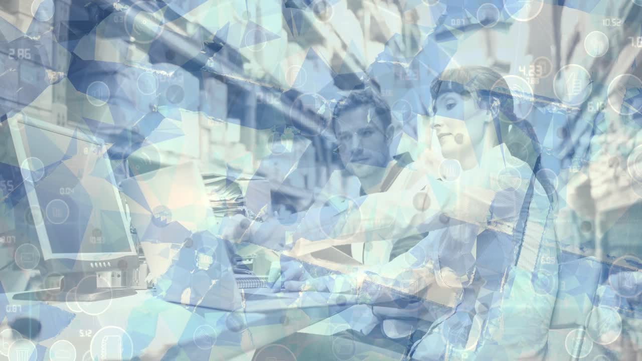 컴퓨터를 사용하여 커플을 통해 디지털 아이콘으로 연결 네트워크의 애니메이션