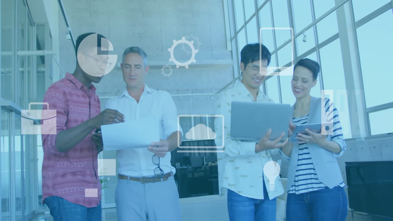 animación del procesamiento de datos financieros sobre diversas personas de negocios en la oficina