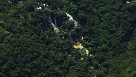 Vista-Aérea-Alrededor-De-Una-Cascada-En-Las-Montañas-Cerca-De-Taxco-Guerrero,-México---Dando-Vueltas,-Tiro-De-Drones