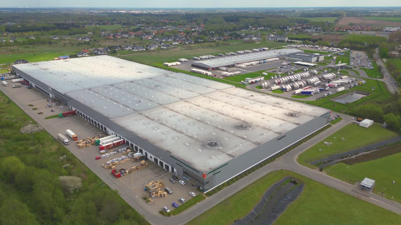 Ripresa aerea di un magazzino industriale