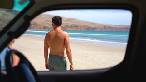 una pareja se besan y se abrazan en una hermosa playa de arena blanca en el sur de australia