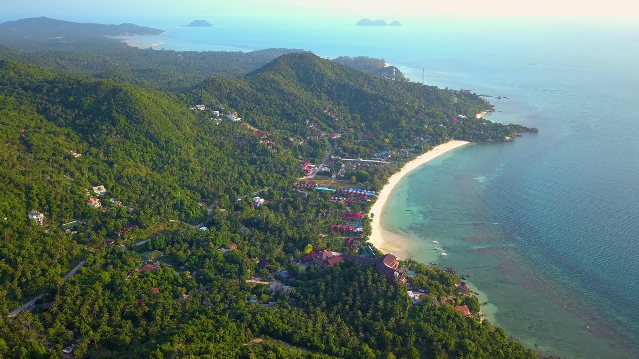 Cảnh quay drone 4K bay thẳng tới Bãi biển Salad trên Koh Phangan ở Thái Lan với thuyền đánh cá, nước xanh ngọc bích, san hô và rừng xanh.