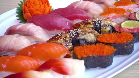 Rollo-De-Sushi-Y-Maki-En-Plato-Blanco-Estilo-Comida-Japonesa