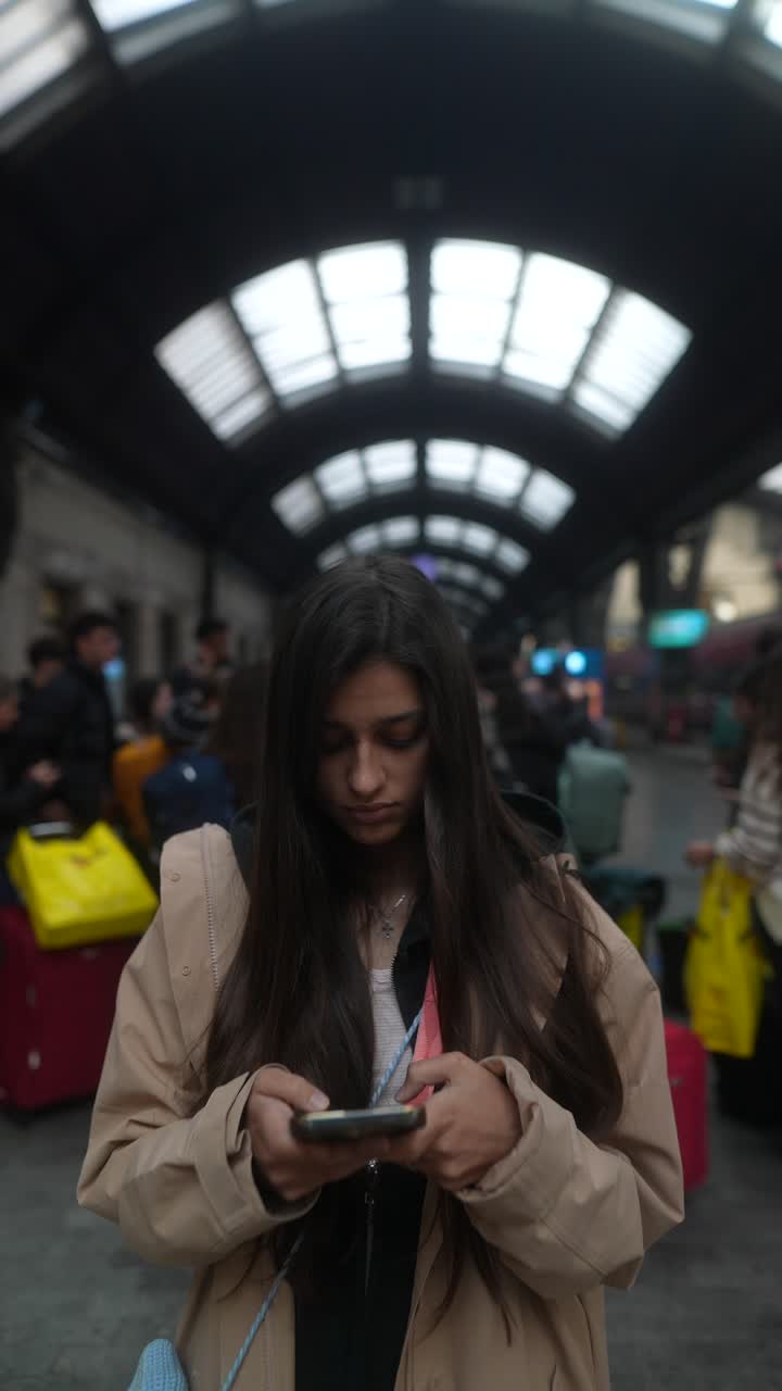 joven esperando en una estación de tren