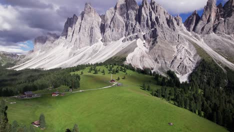 Luftaufnahme-Der-Geisleralm-Hütten-Mit-Dem-Puez-Geisler-Gebirge,-Dolomiten,-Italien