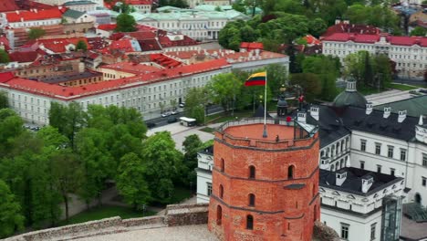 литовский флаг развевается на ветру на башне замка гедиминаса в старом городе вильнюса, литва