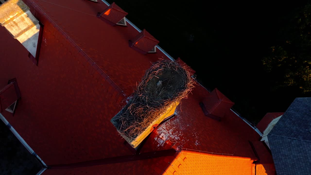 пустое гнездо аиста на красной крыше - орбита беспилотника