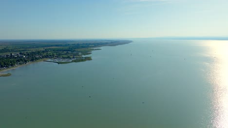 la tranquilidad del lago neusiedler durante el amanecer en burgenland, austria oriental