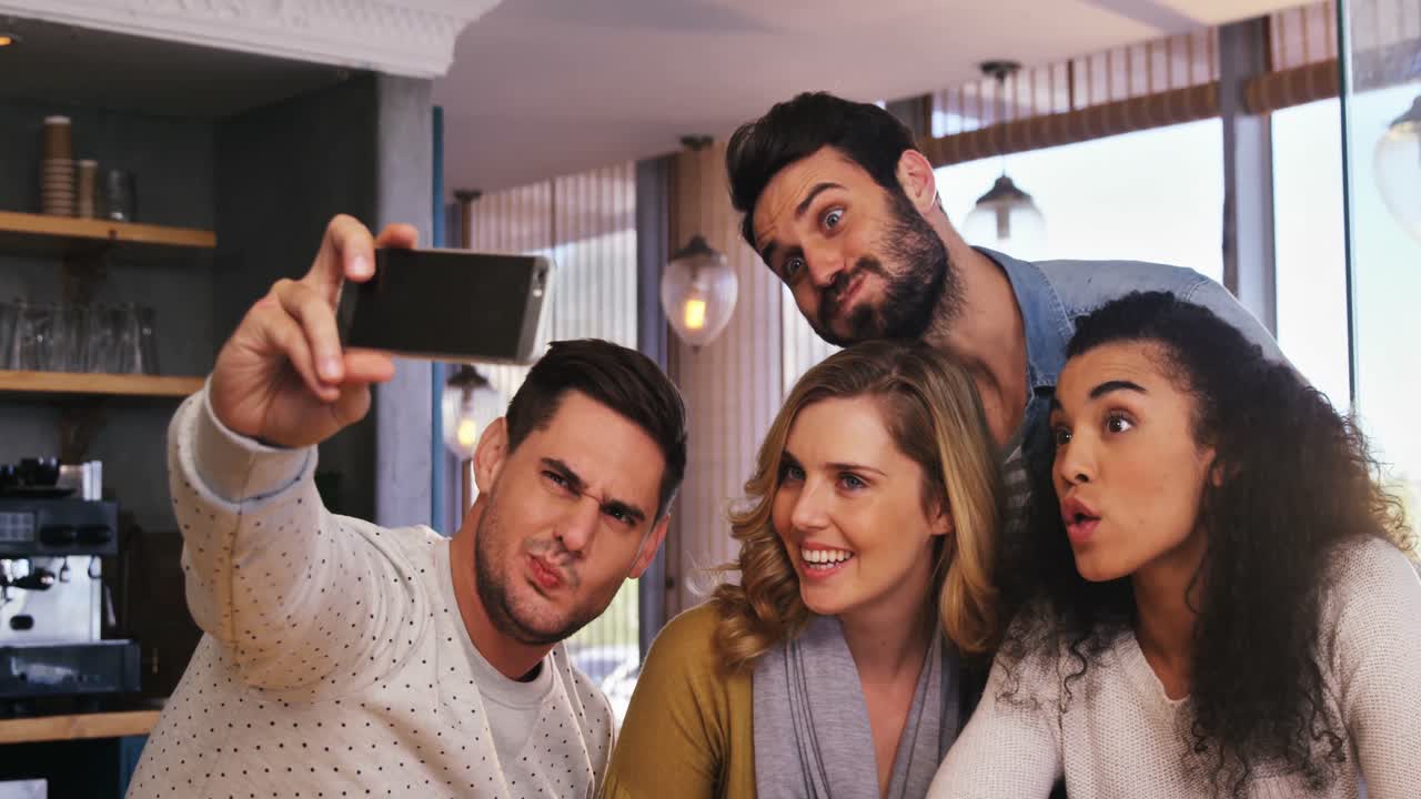grupo de amigos tomando una selfie