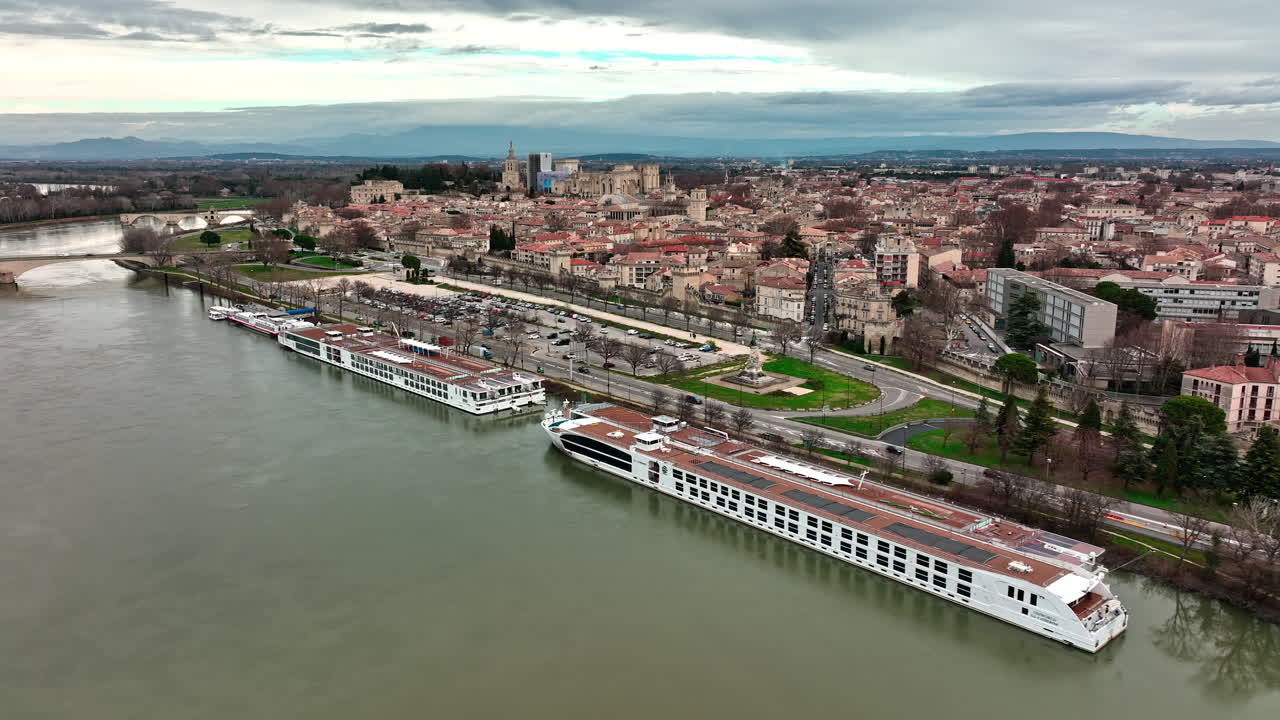 하늘에서 볼 수 있는 아비뉴: 기운이 나쁜 구름을 배경으로 한 역사적인 도시 풍경.