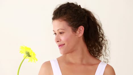 Schwangere-Frau-Hält-Gelbe-Blume