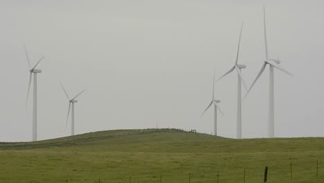 turbinas eólicas que generan electricidad en la autopista 12 cerca de rio vista california
