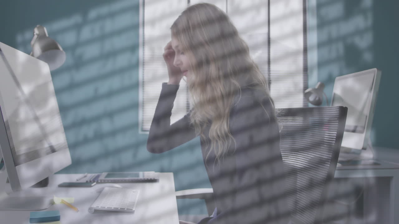 사무실에 있는 백인 사업가 여성에 대한 데이터 처리 애니메이션