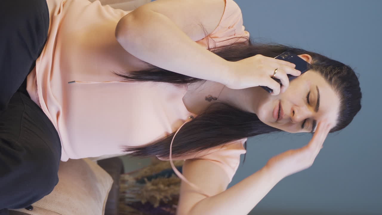 전화로 결혼 논의의 수직 비디오.