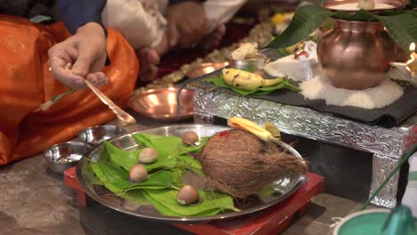 Ehemann-Und-Ehefrau-Sehen-Beide-Gruhpravesh-Puja-Und-Tropfen-Wasser-Auf-Supari