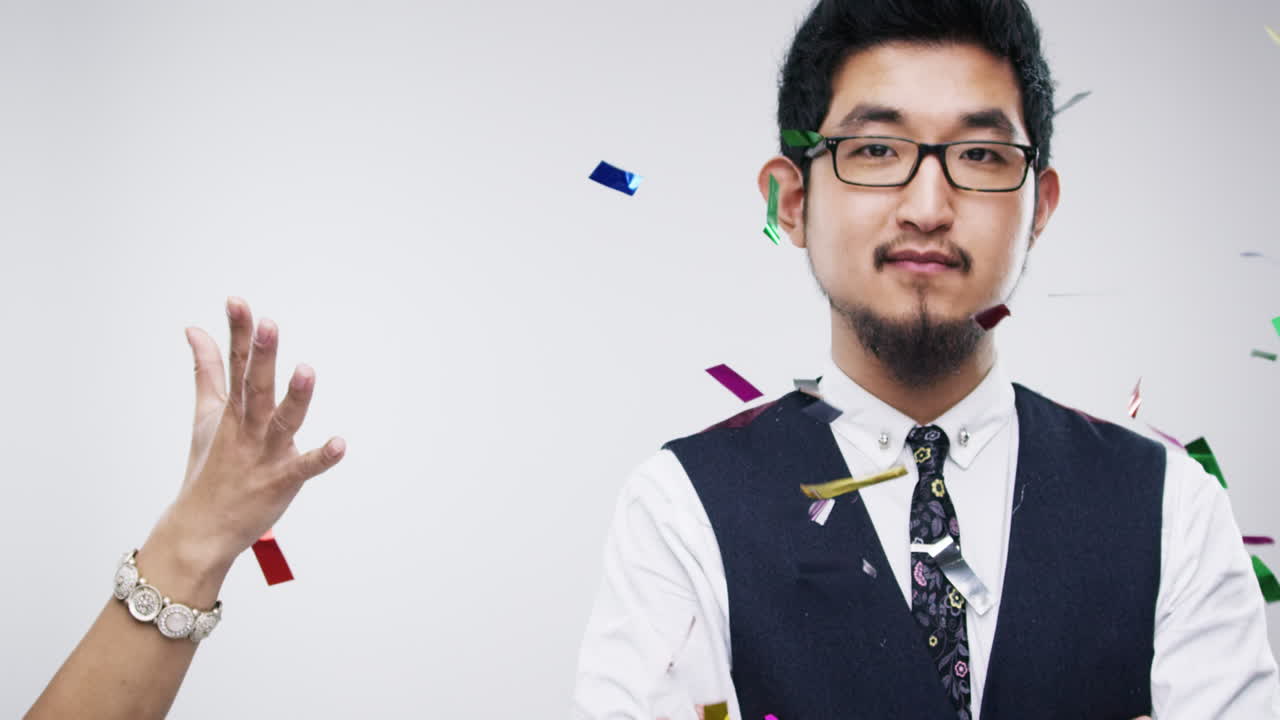 콘페티로 축하합니다.