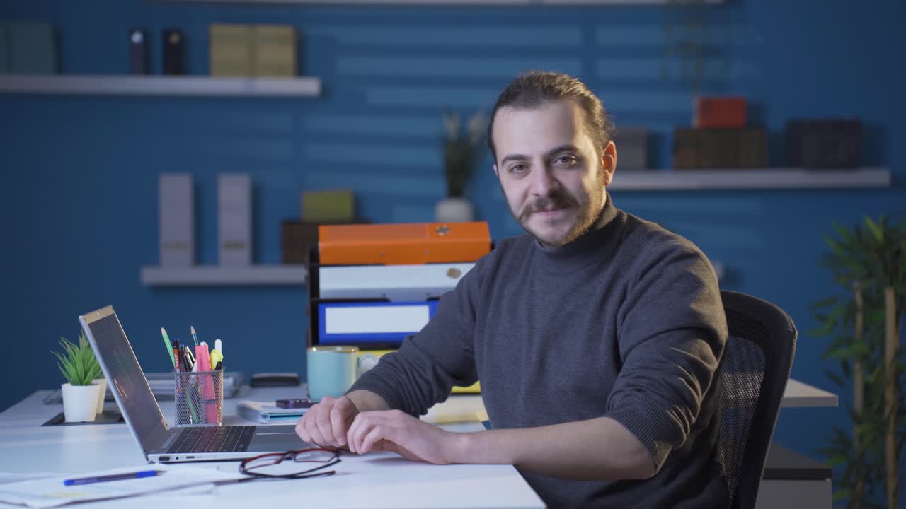 un hombre de negocios feliz y comprensivo que hace un guiño.