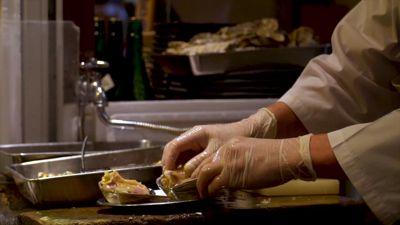 일본 야시장 조개 고기 요리 준비.mp4