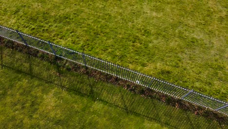 visão geral aérea do equipamento de treino de treinamento no campo de esportes urbanos ao ar livre em um belo campo de esportes verde durante o dia