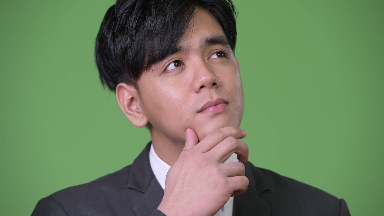 젊은 잘생긴 아시아 사업가 생각