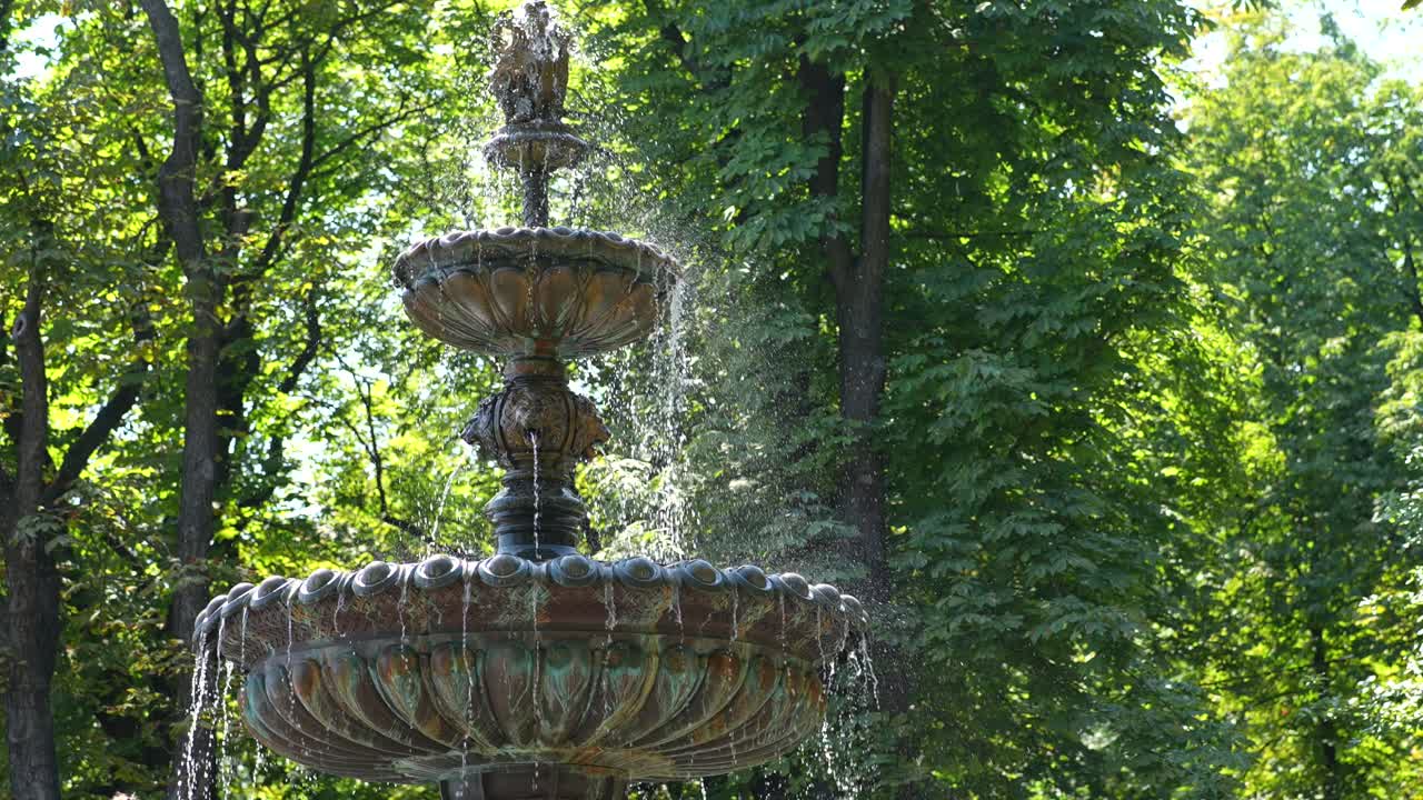 fuente ornamental en un parque