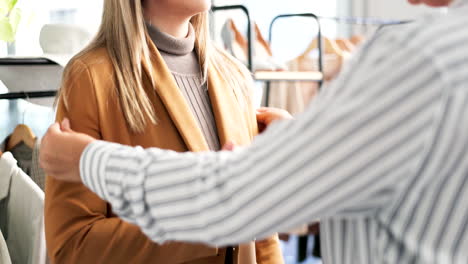 mujer, ropa y cliente en la moda por sastre