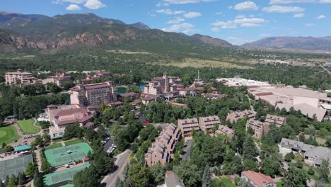 Beautiful-day-above-mountain-peaks-in-Colorado-Springs,-hotel-resort,-modern-buildings