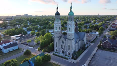 una vista aérea de las agujas de la iglesia católica romana de san estanislao b y m en búfalo, nueva york a la luz del sol poniente