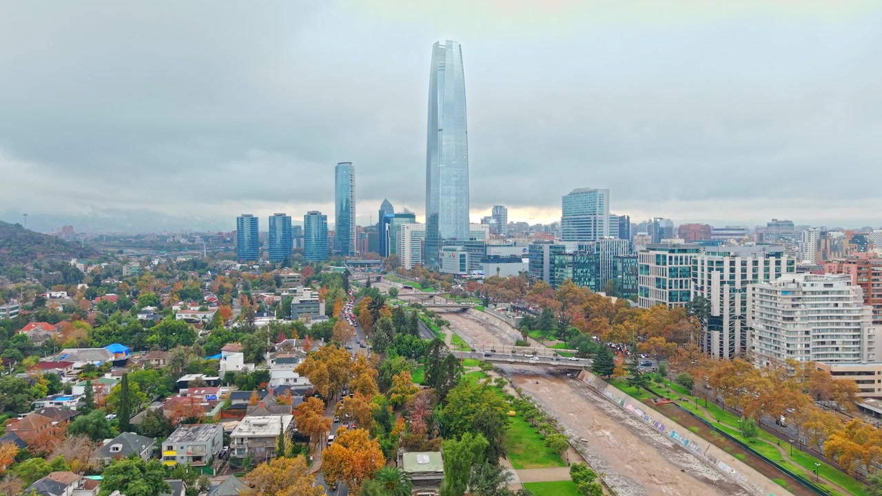 Vista aerea con carrello del fiume Mapocho e dello skyline della Gran Torre Santiago, paesaggio urbano del Cile.