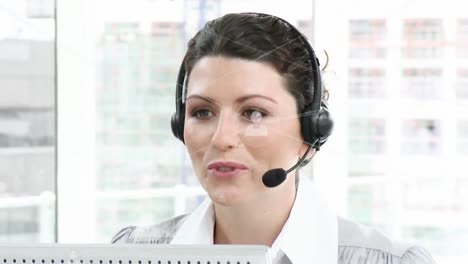 animación de redes de conexiones con iconos sobre mujer de negocios usando auriculares de teléfono
