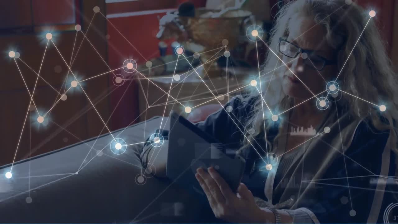 animación de la red de conexiones con procesamiento de datos sobre mujer caucásica usando tableta.