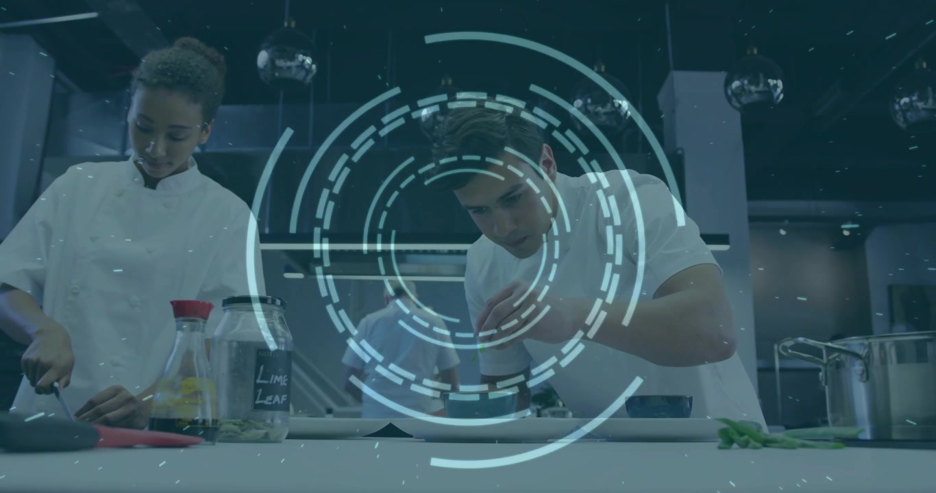 Video verticale: Chef uomo che si china per guarnire un piatto su un bancone di preparazione, con HUD, mentre prepara il piatto.