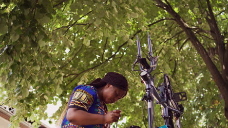 Mujer-Quitando-Rueda-De-Bicicleta-Para-Repararla