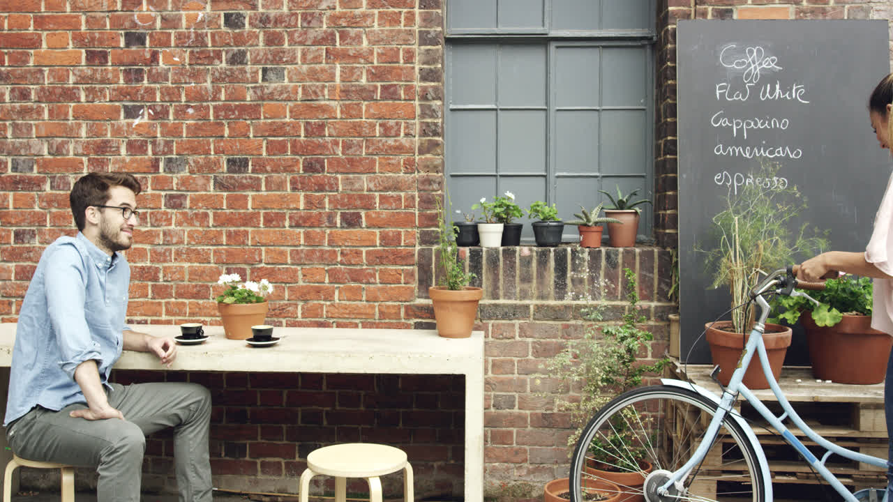 pareja de citas bebiendo café en una cafetería