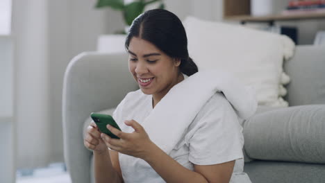 Mujer-De-Talla-Grande-Enviando-Mensajes-De-Texto-En-Su-Teléfono-Después-De-Una-Casa