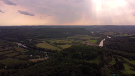 Antenne-Mittelalterliches-Schloss-Antenne-Von-Beynac-et-Cazenac-In-Frankreich-In-Der-Nähe-Des-Flusses-Dordogne