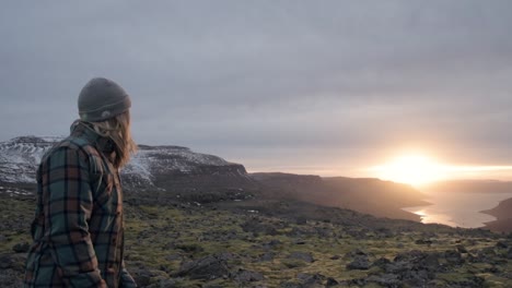 Niña-Feliz-Sonriendo-Al-Atardecer-En-Islandia