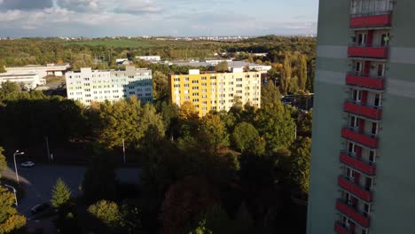 ciudad de ostrava, república checa - una escena de vehículos y estructuras en la ciudad en medio de la temporada de otoño - avión no tripulado volando hacia adelante