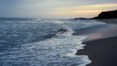 Sonnenuntergang-Am-Meer,-Strandwellen,-Die-An-Der-Romantischen-Inselküste-Zusammenbrechen.-Ozeanblaues-Wasserspritzen.