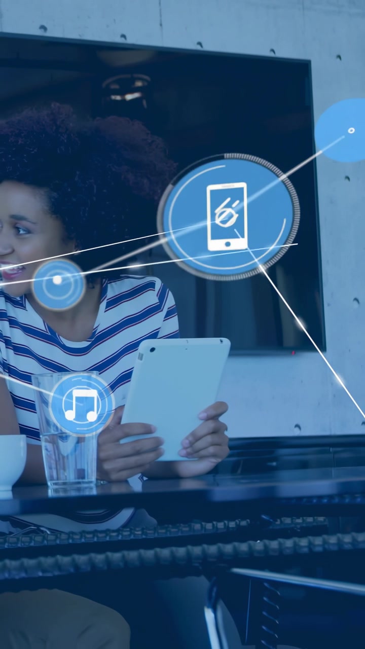 Donna che tiene un tablet rispondendo a una voce fuori campo, con icone di telefono tecnologico e musica che si diffondono su di lei.