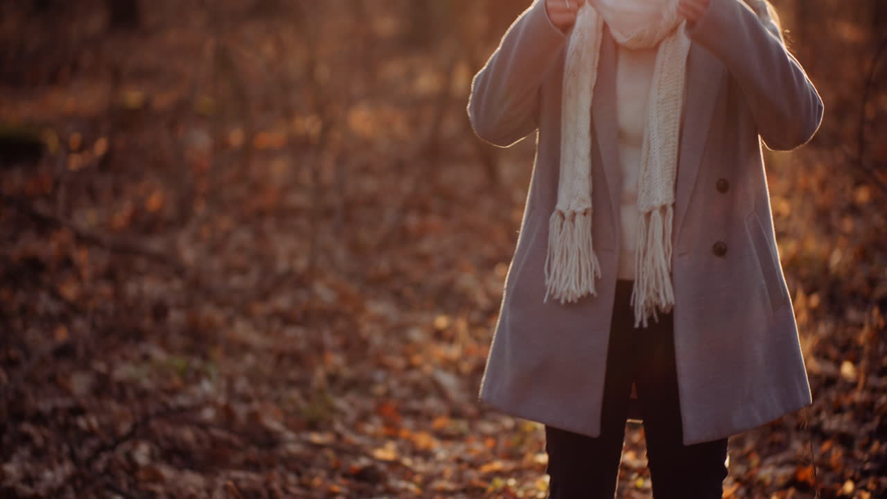 코로나 바이러스 1에 대한 보호 마스크를 착용하는 여자
