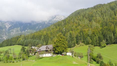 Chalet-En-El-Claro-Del-Pintoresco-Monte-Peca-Y-El-Valle-De-Topla,-Alpes