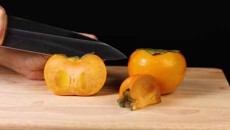 cuchillo para cortar caqui en tabla de madera